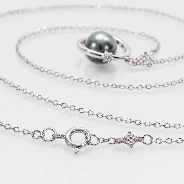 925 sterling silver chain and clasp detail of the AOI Orbit Pearl necklace