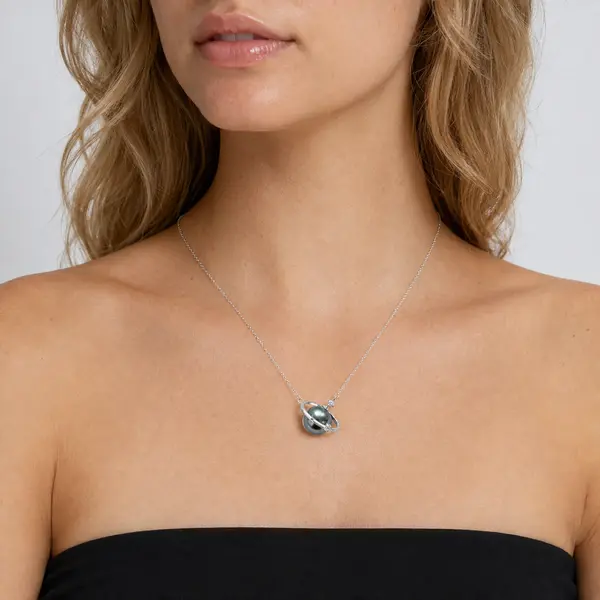 Scale and fit view of the AOI Orbit Pearl necklace at the collarbone
